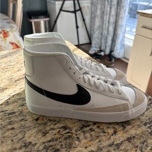 Nike Blazer Mid ‘77.  Women’s 8 / bug kid 6 new!!!